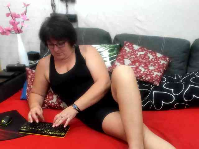 KyliePage1 webcam