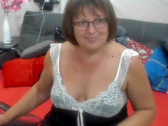 KyliePage1 webcam