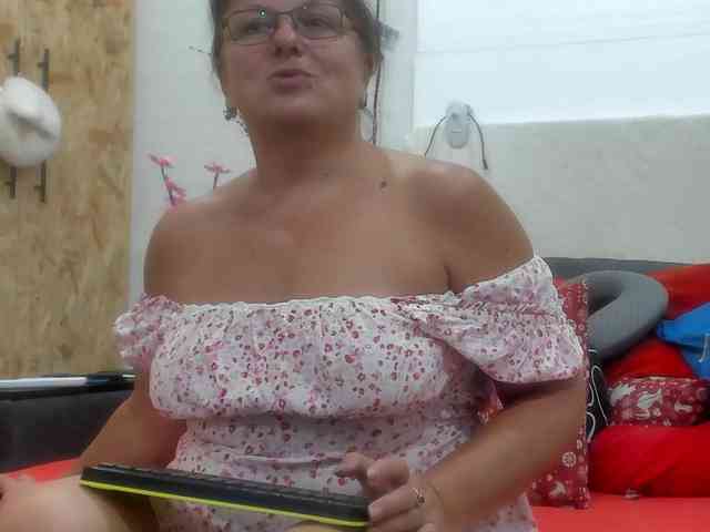 KyliePage1 webcam