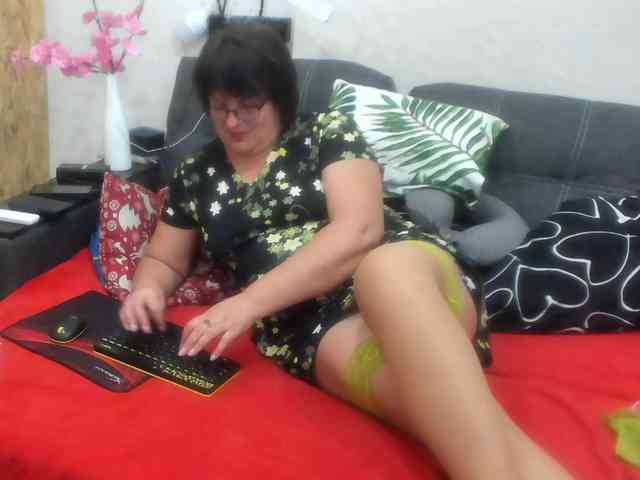 KyliePage1 webcam