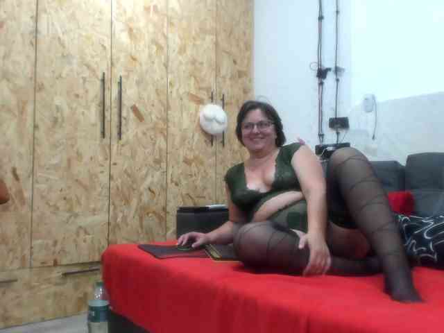KyliePage1 webcam