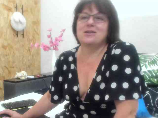 KyliePage1 webcam