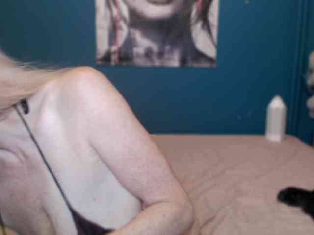 NADINNNE webcam