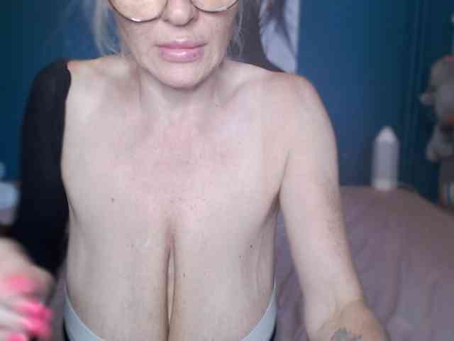 NADINNNE webcam