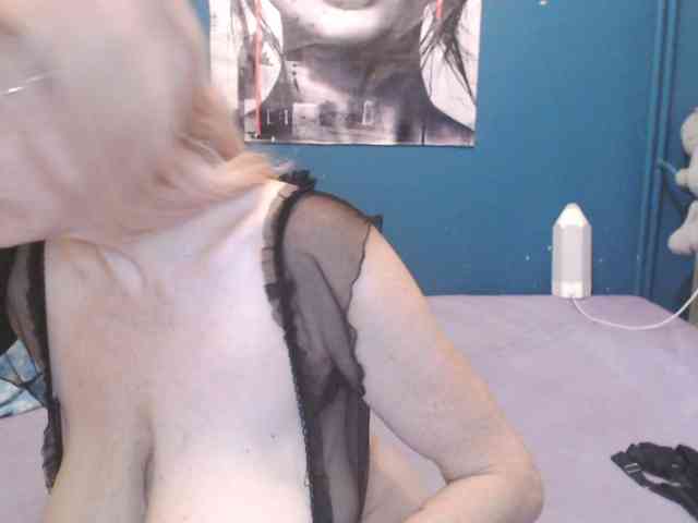 NADINNNE webcam