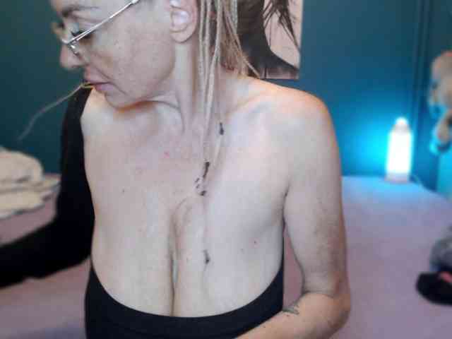 NADINNNE webcam