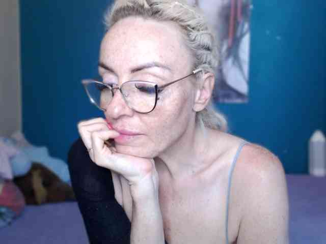 NADINNNE webcam