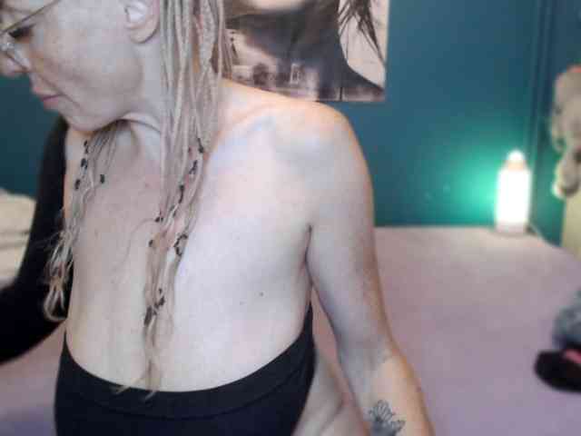 NADINNNE webcam