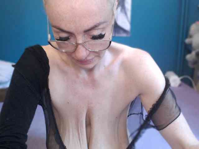 NADINNNE webcam