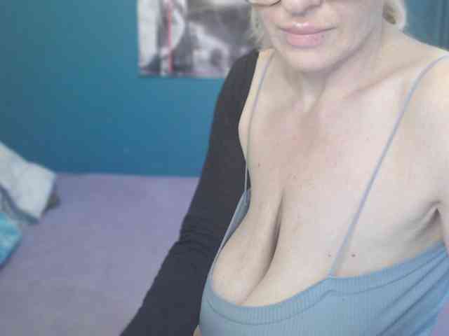 NADINNNE webcam