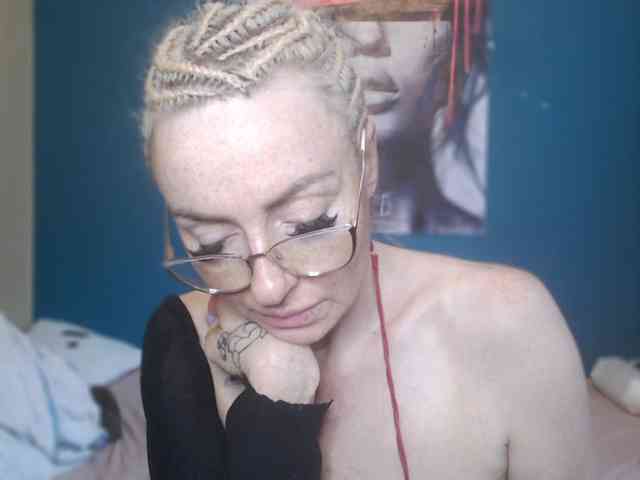 NADINNNE webcam