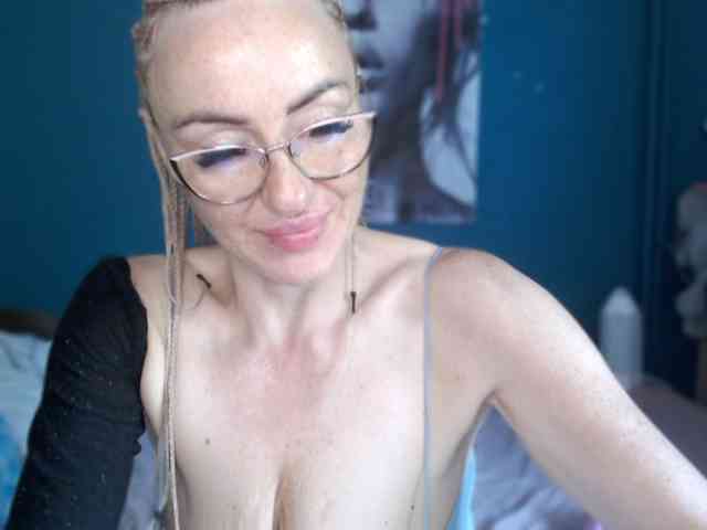 NADINNNE webcam
