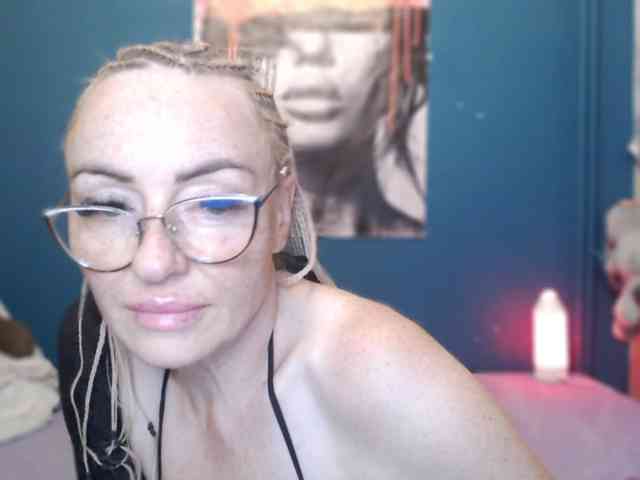 NADINNNE webcam