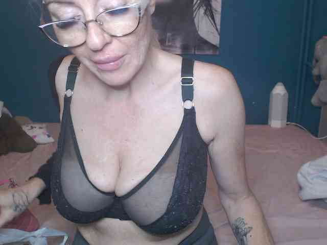 NADINNNE webcam