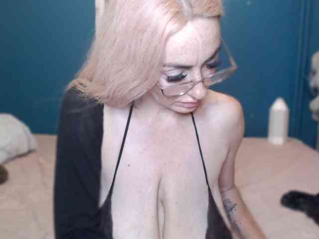NADINNNE webcam
