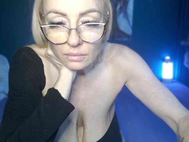 NADINNNE webcam