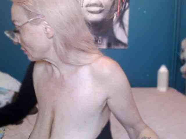 NADINNNE webcam