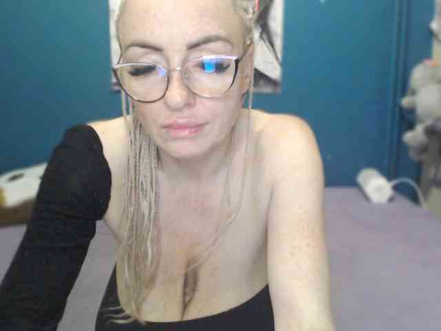 NADINNNE webcam