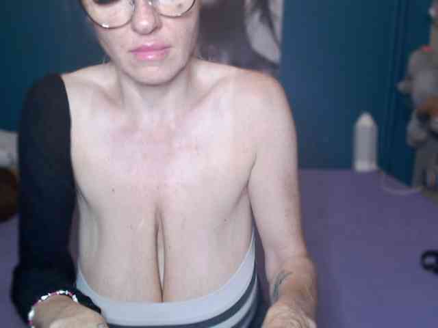 NADINNNE webcam