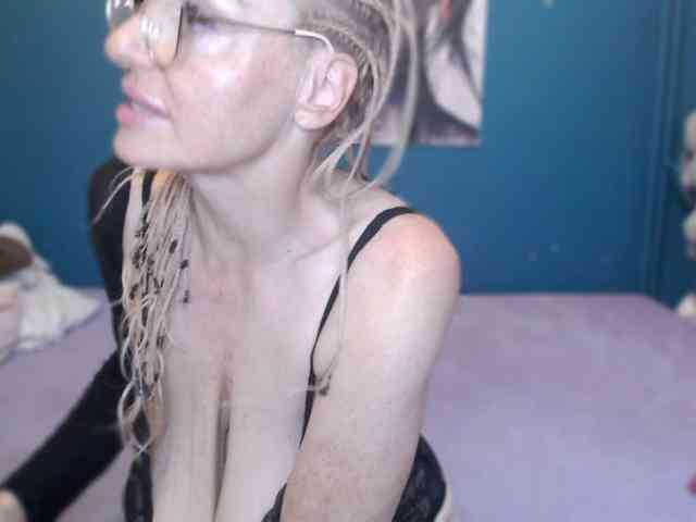 NADINNNE webcam