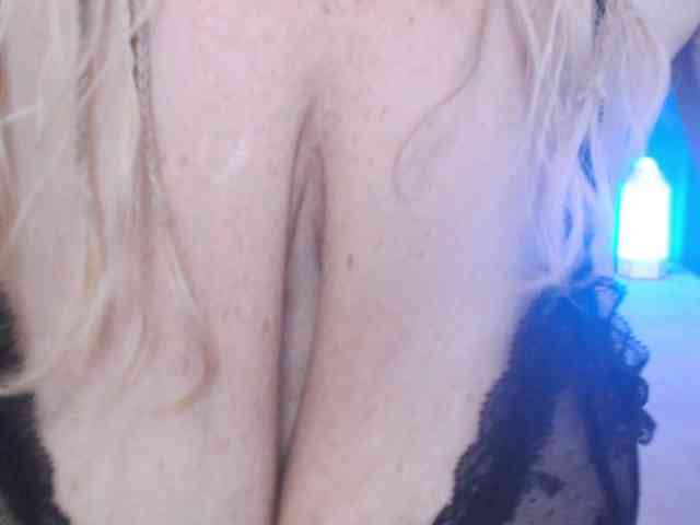 NADINNNE webcam