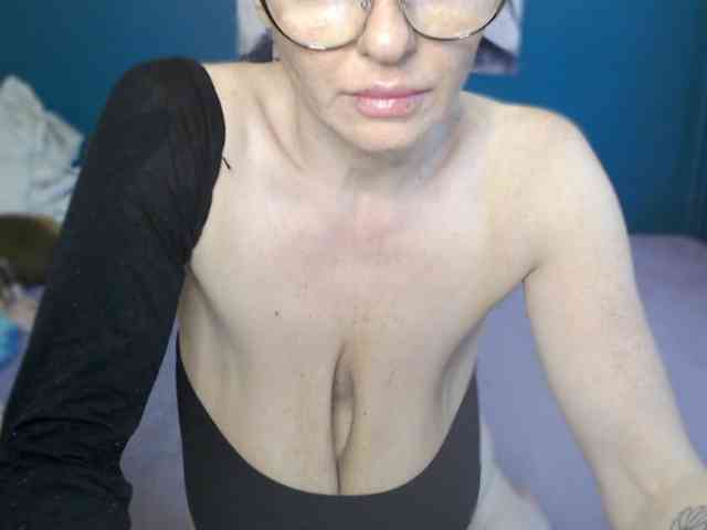 NADINNNE webcam