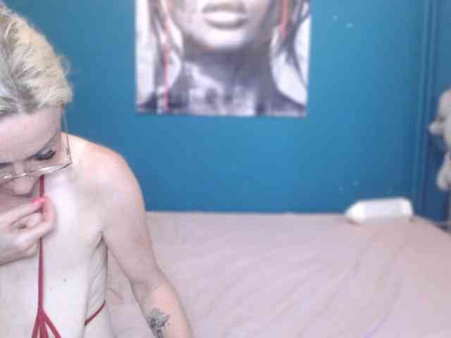 NADINNNE webcam