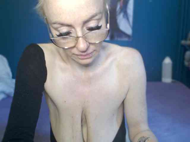 NADINNNE webcam
