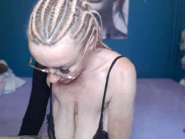 NADINNNE webcam