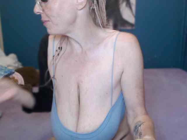 NADINNNE webcam