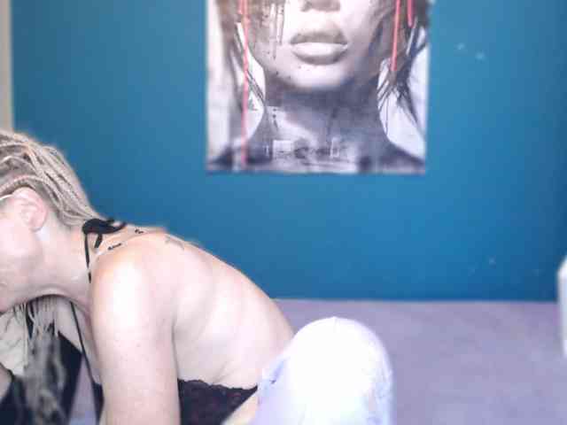 NADINNNE webcam