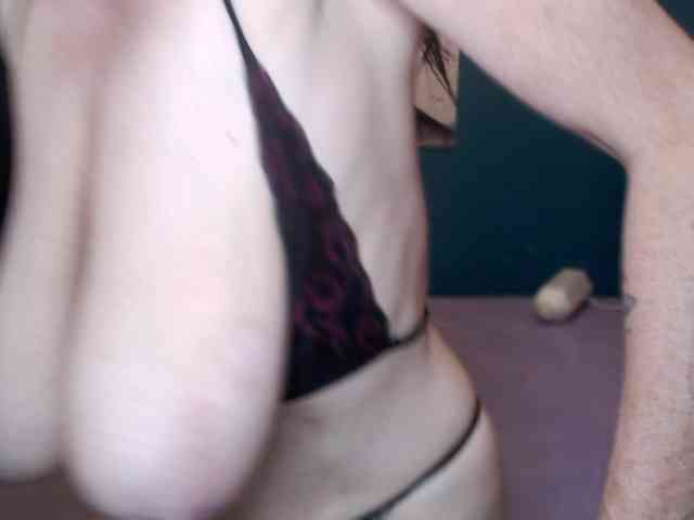 NADINNNE webcam