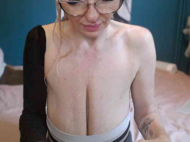 NADINNNE webcam