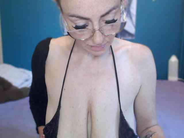 NADINNNE webcam