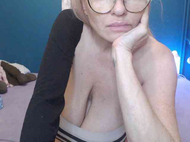 NADINNNE webcam