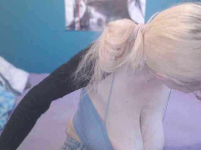 NADINNNE webcam