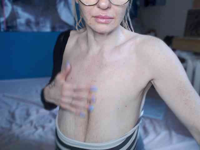 NADINNNE webcam