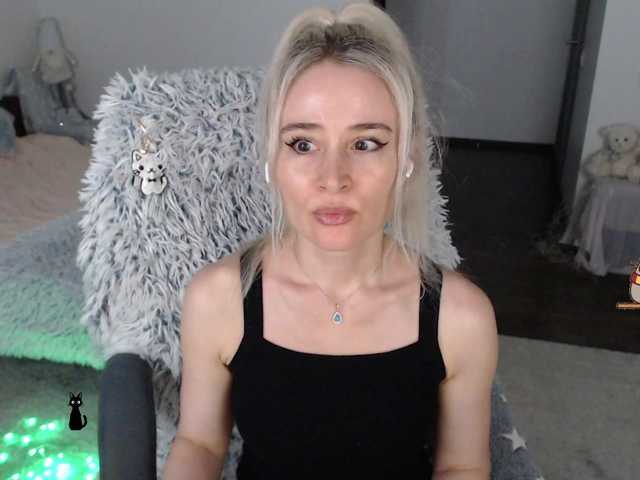 le modèle _Xyliganka777_ est en webcam porno dans un show sur le site bongacams, il possède les tags suivants: White/Caucasian,Blonde,Shaved