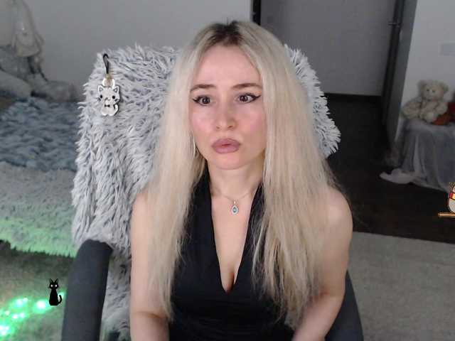 le modèle _Xyliganka777_ est en webcam porno dans un show sur le site bongacams, il possède les tags suivants: White/Caucasian,Blonde,Shaved