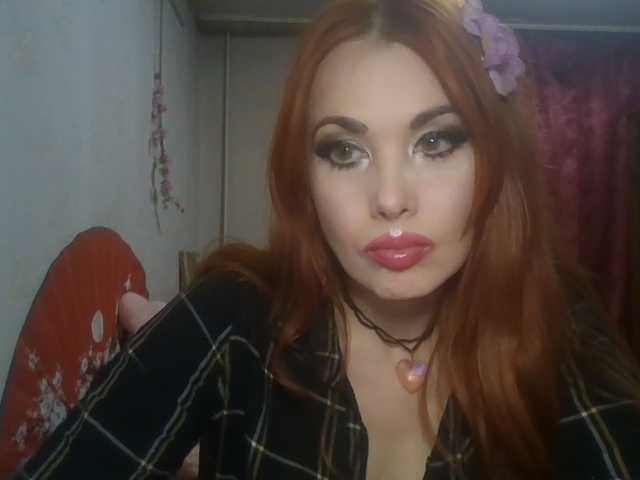 alanaastra, en directo ahora en BongaCams