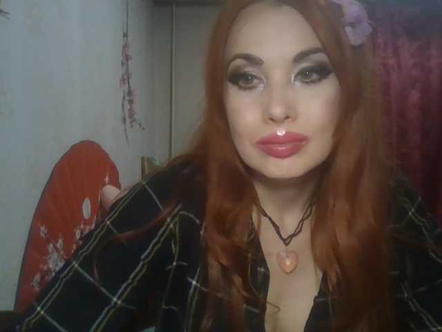 alanaastra, en directo ahora en BongaCams