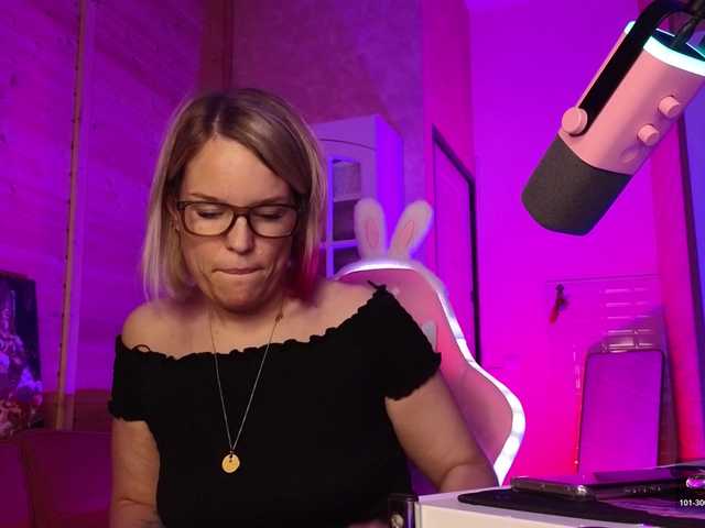 sweeteve050 live cam on BongaCams