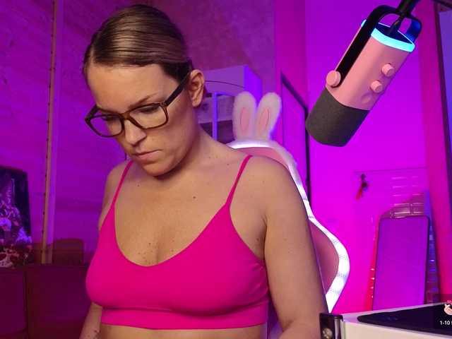 sweeteve050 live cam on BongaCams