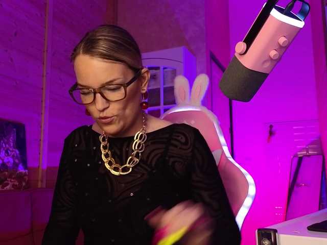 Findom_Lady_Shine webcam