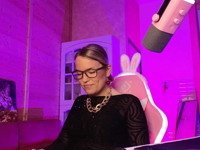 Findom_Lady_Shine webcam