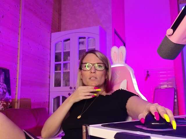 sweeteve050 live cam on BongaCams