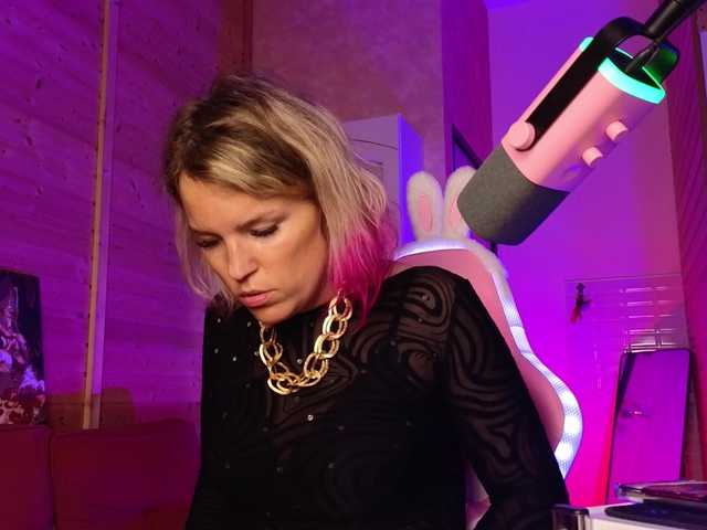 sweeteve050 live cam on BongaCams