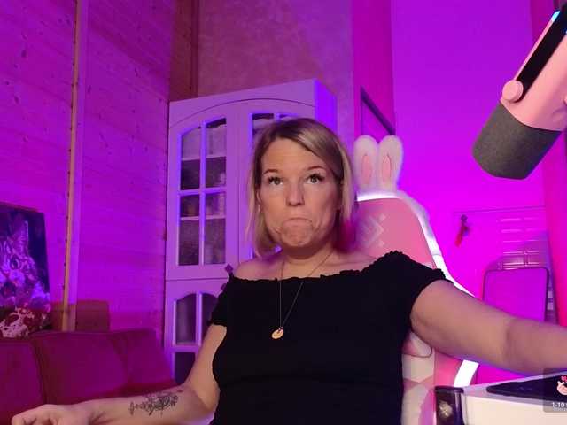 sweeteve050 live cam on BongaCams