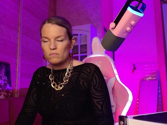 sweeteve050 live cam on BongaCams