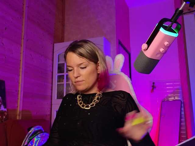 sweeteve050 live cam on BongaCams
